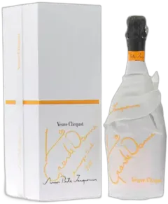 vue du vin la Grande Dame Edition Simon Porte Jacquemus