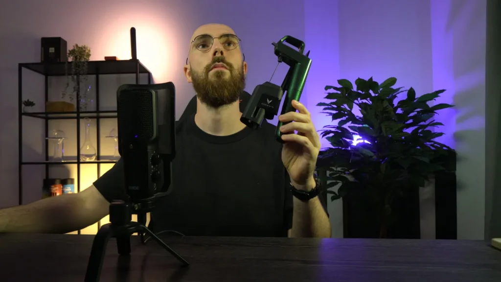 Jérémy Degryse tient son Coravin Timeless Six+, utilisé depuis juillet 2025